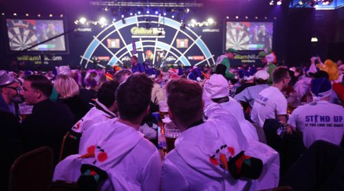 Die Dartfans sorgen alljährlich für ein buntes Bild im Alexandra Palace, London