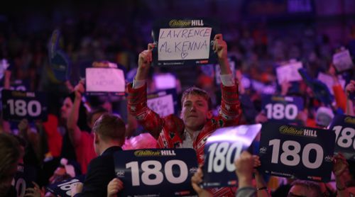 Dartfans halten im Alexandra Palace Pappschilder des Sponsors William Hill hoch