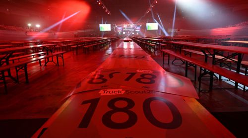Schindler und van Gerwen überstehen Zitterpartien – Auftakt der European Championship in Dortmund