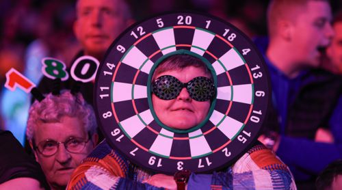 Junger Fan beim Darts