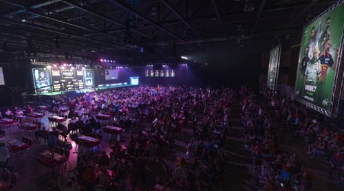 Dartsfans während der Corona-Pandemie