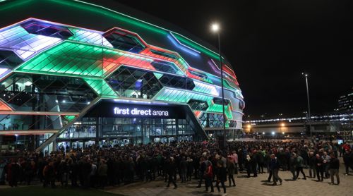 Die Premier League Darts fand in Leeds vor 10.000 Zuschauern statt
