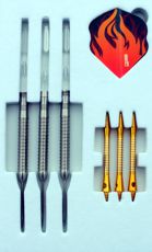 Die Renegade Revolution Darts nebst Zubehör in ihrer Verpackung