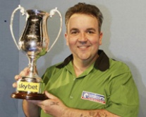 Phil Taylor sichert sich 2003 die Trophäe der UK Open