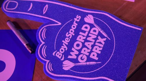 Schaumstoff-Hand beim Darts