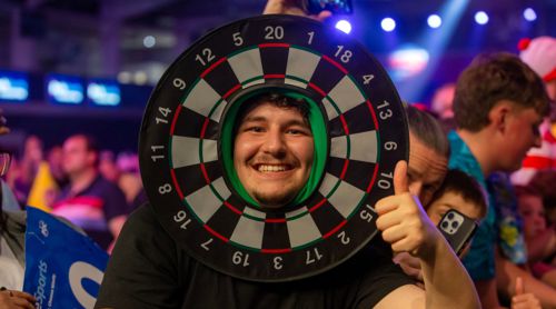 Fan mit Dartboard