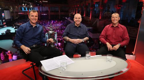 Die World Matchplay Bühne mit der Phil Taylor Trophy Die World Matchplay Bühne mit der Phil Taylor Trophy