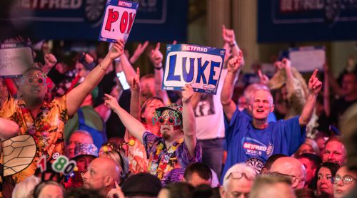 Dartsfans feuern Luke Humphries an