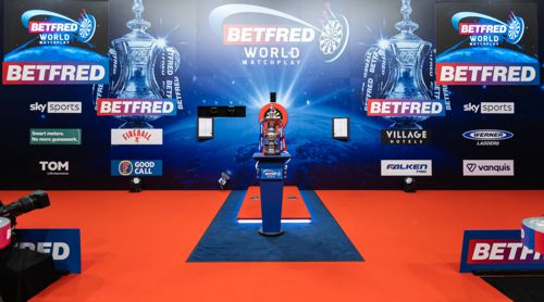 Die Phil Taylor-Trophy auf der World Matchplay-Bühne