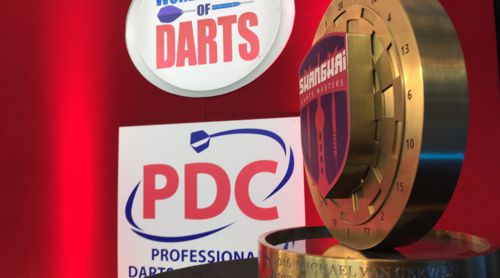 Die Namen der Sieger der Shanghai Darts Masters werden in einen Pokal graviert