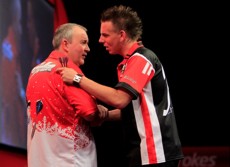 Jerry Hendriks und Phil Taylor auf der Bühne des Alexandra Palace in London