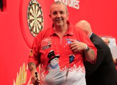 Phil Taylor trägt sein Trikot passend zur Jahreszeit