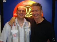 Magnus Caris, hier zusammen mit Nigel Heydon, setzte sich im November 2011 unter 240 Dartspielern durch und erspielte sich einen Startplatz für den Grand Slam of Darts