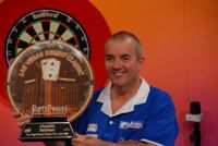 Phil Taylor mit einer seiner zahlreichen Trophäen, dem Pokal der Las Vegas Desert Classic